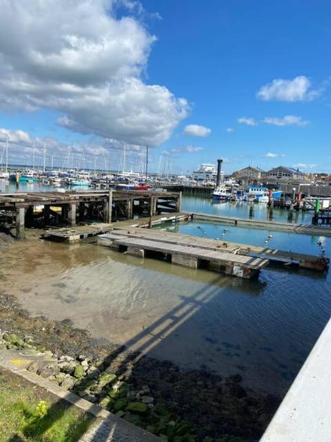 Apartment with Roof Terrace - Centre of Yarmouth Apartment in Freshwater