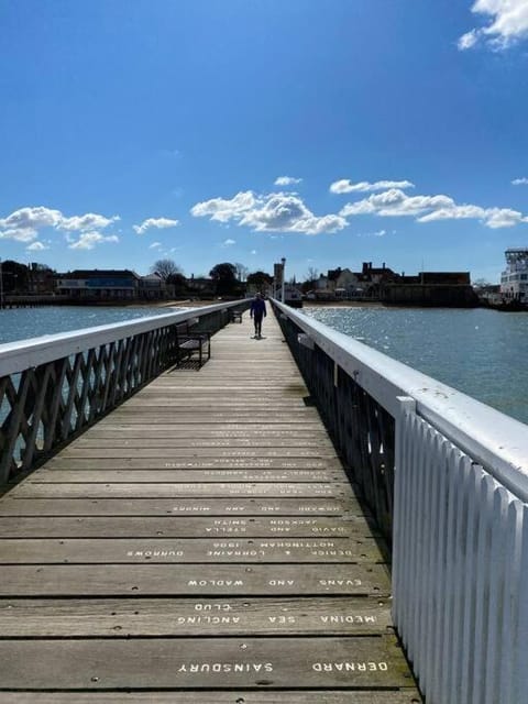 Apartment with Roof Terrace - Centre of Yarmouth Apartment in Freshwater