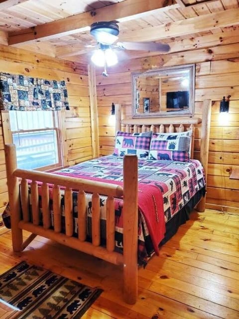 Three Bears Cabin - Hottub Arcades Btwn PigeonForge Gatlinburg Great Smoky Mountains National Park Chalet in Gatlinburg