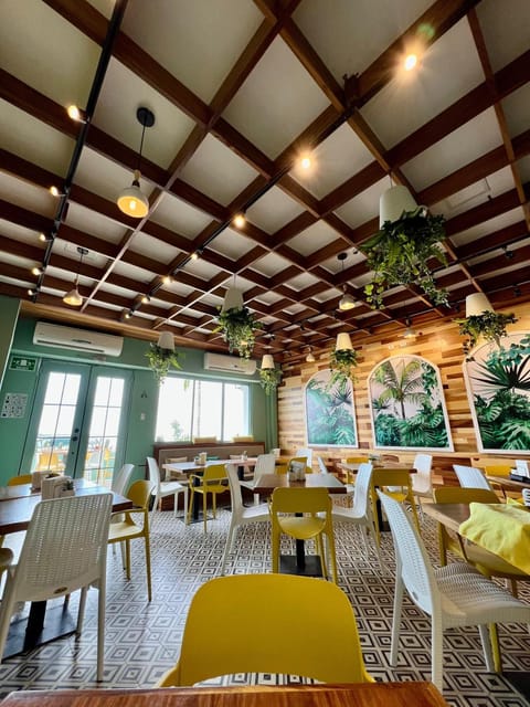 Restaurant/places to eat, Seating area, Breakfast