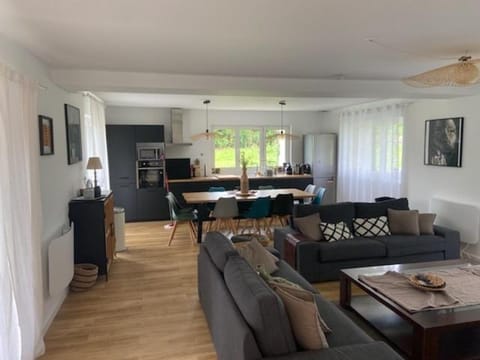 Seating area, Dining area, Garden view, dishwasher, heating, internet, oven, storage, stove, toaster, washing machine, dryer, kitchen