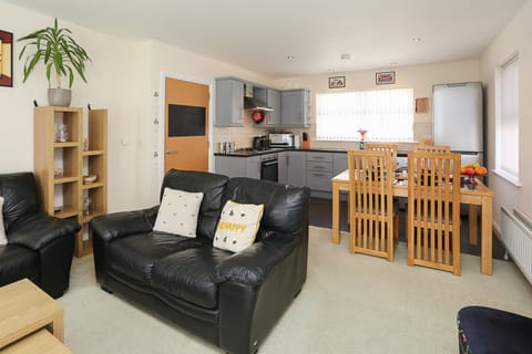 Kitchen or kitchenette, Living room, Seating area, Dining area, minibar, pet friendly, stove