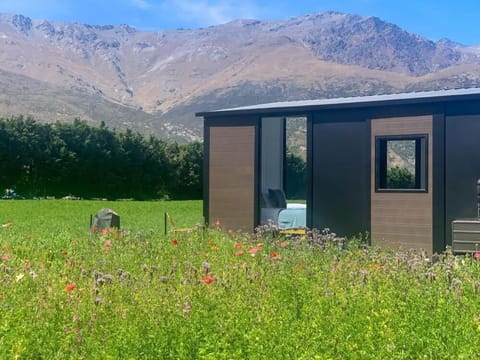 Muddy Hill Moments by Tiny Away Casa in Arrowtown