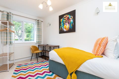 4 Bed House Stevenage SG1 Free Parking & Wi-Fi Business & Families Serviced Accommodation by White Orchid Property Relocation House in Stevenage