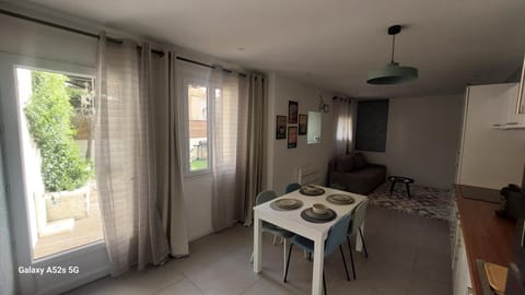 Kitchen or kitchenette, Dining area, minibar, pet friendly, stove