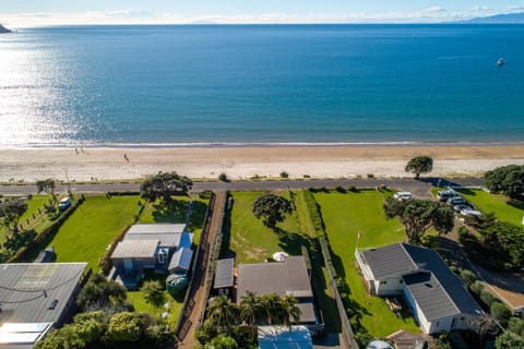 Onetangi Beachfront Escape - Coast & Country House in Auckland Region