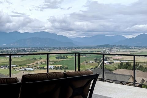 A Mountain Retreat with Views, Hot Tub & AC Haus in Chilliwack