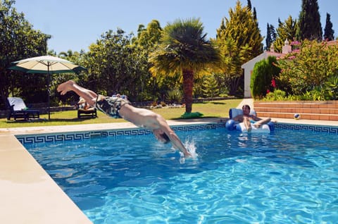 Villa Lagos Algarve for families & friends, 6 bedrooms, 7 bathrooms, pool, BBQ, central heating Villa in Luz