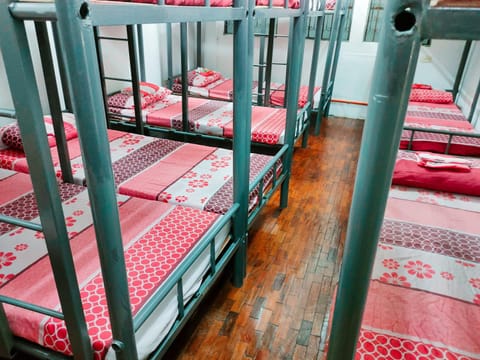 Bed, Photo of the whole room, Bedroom, bunk bed, air conditioner