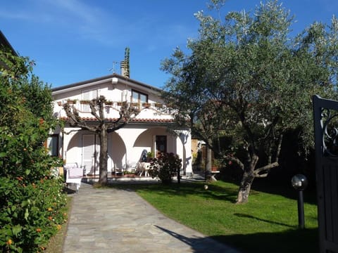 Villa im bekannten Strandort Forte dei Marmi mit schönem Garten und ruhig gelegen Haus in Forte dei Marmi
