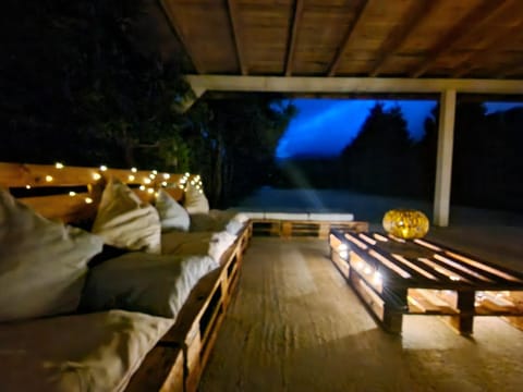 Night, Seating area