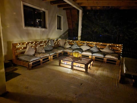 Night, Seating area