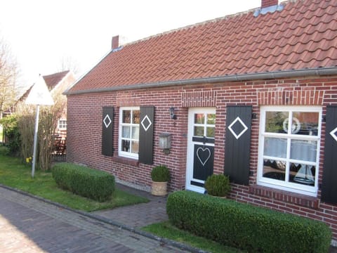 Modernisiertes und hell eingerichtetes Ferienhaus mit eigenem Garten ideal für Familien House in Emden