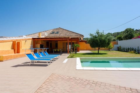 Villa Chloe, wenige km von Cagliari entfernt, mit privatem Pool, Garten, Rasen House in Quartu Sant'Elena