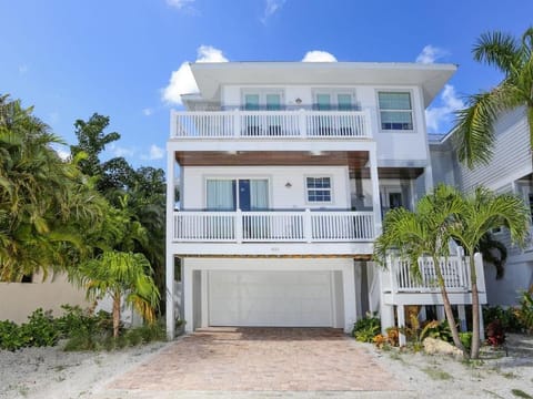 Paradise Beach House managed by Beach Retreats Casa in Holmes Beach