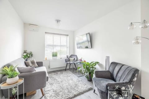Stylish 3-Bed House in Langley, Driveway Parking! Haus in Slough