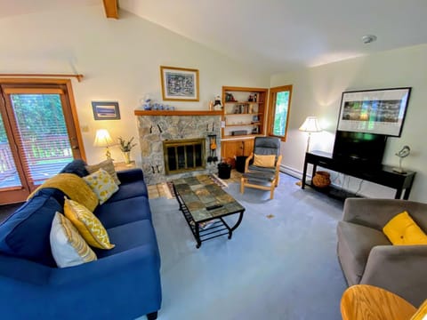 FC20 Comfortable Forest Cottage home - AC, great for kids, lots of yard space! Walk to the slopes! Maison in Carroll