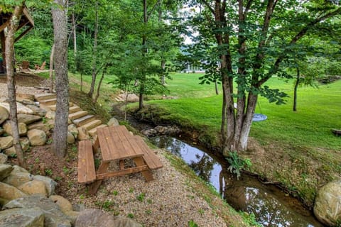 Lindsey Creek Hideaway House in Pittman Center