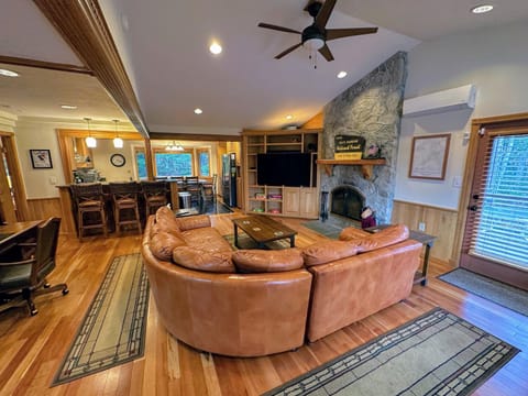 FC43 Renovated cozy spacious cottage with AC, air hockey, wifi close to ski trails! Casa in Carroll