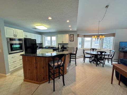 F43 Bretton Woods single level home on golf course, perfect to ski, stay, relax, play! Maison in Bretton Woods