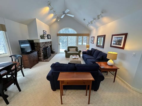 F43 Bretton Woods single level home on golf course, perfect to ski, stay, relax, play! House in Bretton Woods