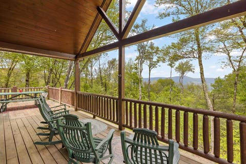 Lucky Bear Cabin House in Watauga