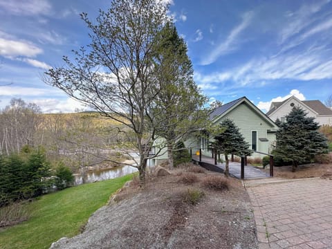 RE90 Rare riverfront family retreat - private slopeside home with AC, fast WiFi, and views Casa in Carroll