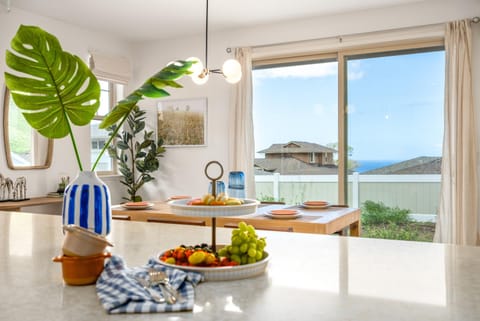 @ Marbella Lane - 3BR w/ Phenomenal Ocean+MT views Haus in Makaha Valley