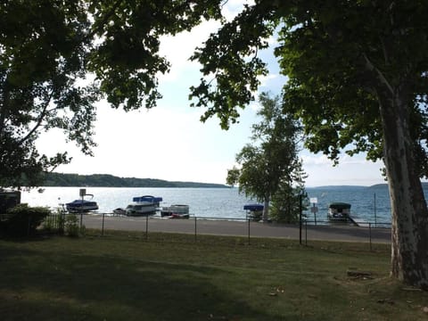 Lil's On The Lake - On Crystal Lake & Dog-friendly Casa in Beulah