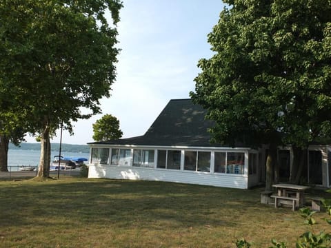 Lil's On The Lake - On Crystal Lake & Dog-friendly House in Beulah