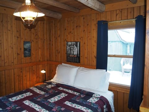 The Crystalaire Cabin - Charming And Relaxing! House in Crystal Lake