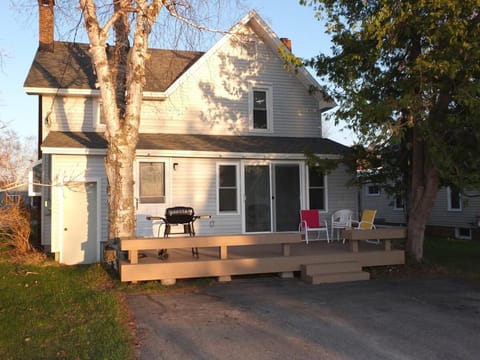 Centennial House - Great Location With Lakeview! Maison in Beulah
