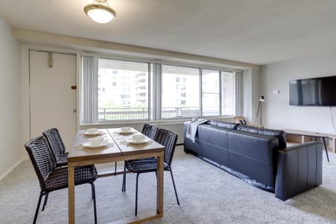 Spectacular 2/2 Apt @Crystal City With Gym Condo in Crystal City