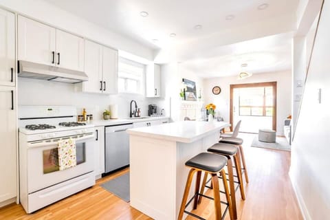3BR Luxury Home - Heart of St Clair West House in Toronto