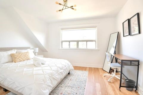 3BR Luxury Home - Heart of St Clair West House in Toronto