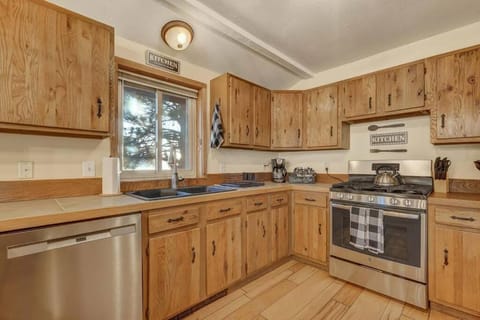 4Bdrm Cabin Retreat Mtn Views Family Gathering! House in Woodland Park