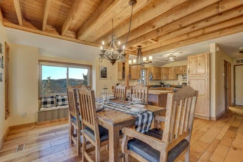 4Bdrm Cabin Retreat Mtn Views Family Gathering! Maison in Woodland Park