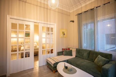 Bed, Living room, Photo of the whole room, Seating area, Bedroom