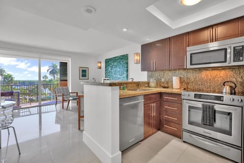 Gorgeous Spacious 22 Apartment W Bayview Grove House in Coconut Grove
