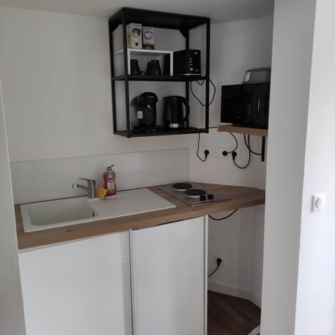 Kitchen or kitchenette, minibar, stove