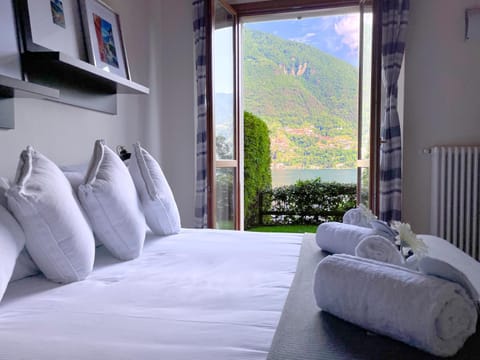 Bed, Bedroom, Garden view, Lake view, Mountain view, towels