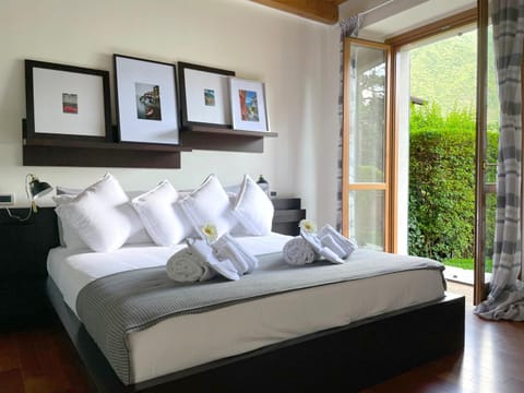 Bed, Bedroom, Garden view, Lake view, Mountain view, towels