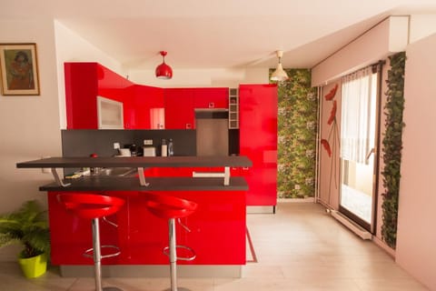 Kitchen or kitchenette, Dining area, minibar, oven