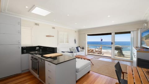 On The Beach #13 Beachfront, Ocean Views Accom Holidays Haus in Terrigal