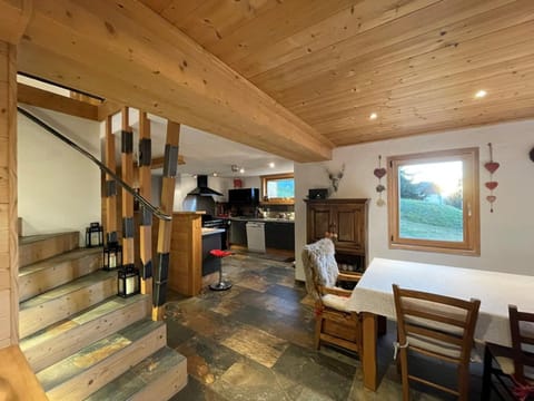 Chalet de caractère pour 12 pers, 165m², 5 chambres, cheminée, hammam, babyfoot, proche des Saisies. - FR-1-733-76 Chalet in Notre-Dame-de-Bellecombe