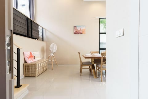 Free pick-up 10 minutes to Thong Lo 3 bedrooms, 2 bathrooms, 5 beds, can accommodate 10 people Apartment in Bangkok