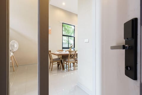 Free pick-up 10 minutes to Thong Lo 3 bedrooms, 2 bathrooms, 5 beds, can accommodate 10 people Condo in Bangkok