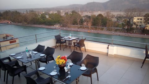 Restaurant/places to eat, River view