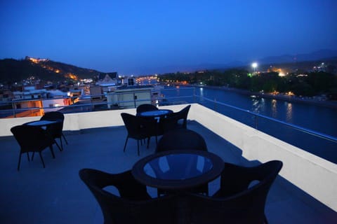 Restaurant/places to eat, View (from property/room), Balcony/Terrace, Dining area, Food