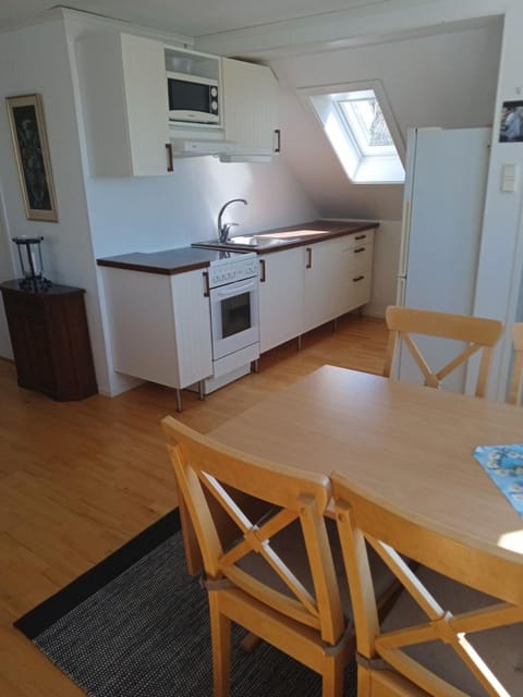 Kitchen or kitchenette, Dining area, minibar, pet friendly